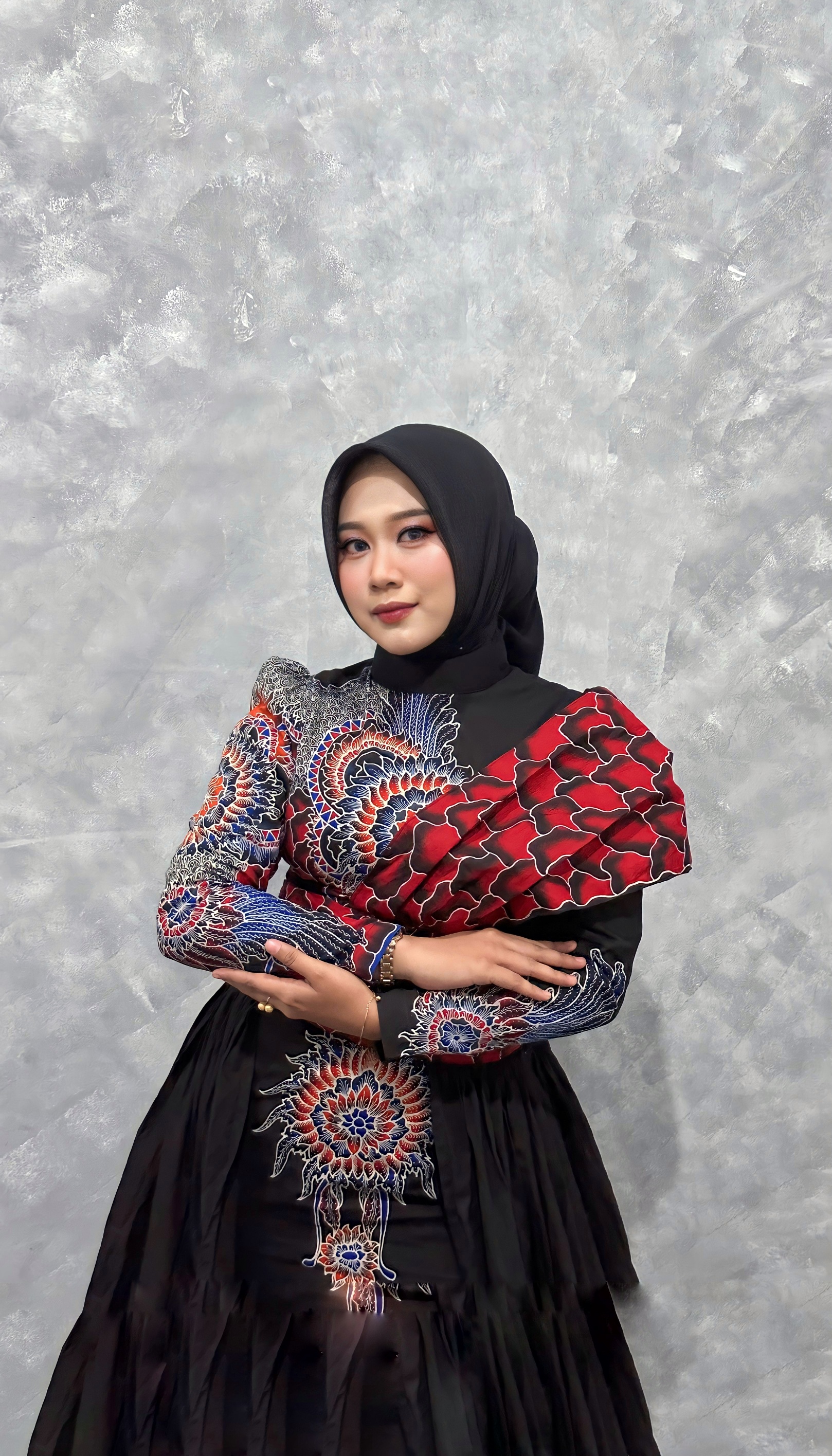 BERPRESTASI: Arita Aprilicyana mengenakan gaun batik bermotif khas Sumenep dalam salah satu kegiatan. (ARITA APRILICYANA UNTUK JPRM)