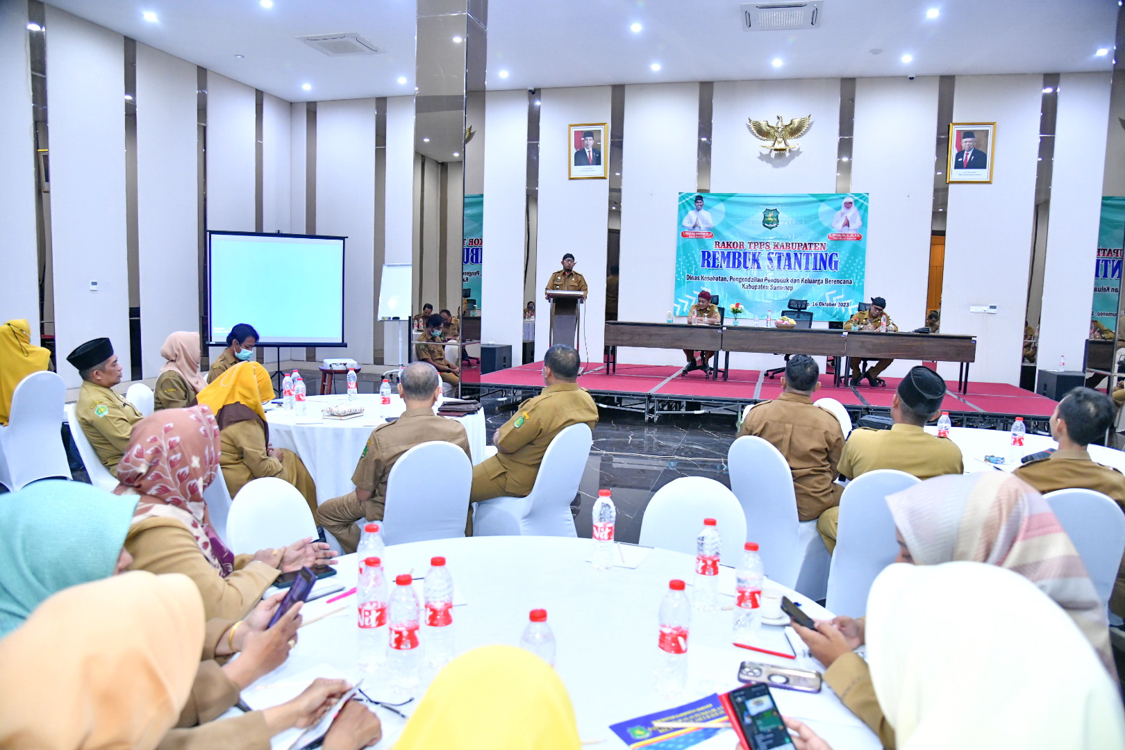 MEMBERIKAN ARAHAN: Bupati Sumenep Achmad Fauzi Wongsojudo menyampaikan sambutan saat rakor bersama&nbsp; Tim Percepatan Penurunan Stunting di salah satu hotel di Sumenep, Senin (16/10). (ROKOPIM UNTUK JPRM