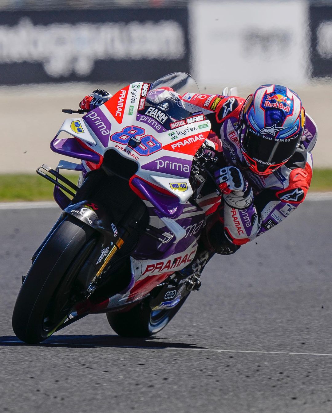 SIKAT: Aksi Jorge Martin kala melahap tikungan pada FP1 di Phillip Island, Australia. (IG: @motogp)