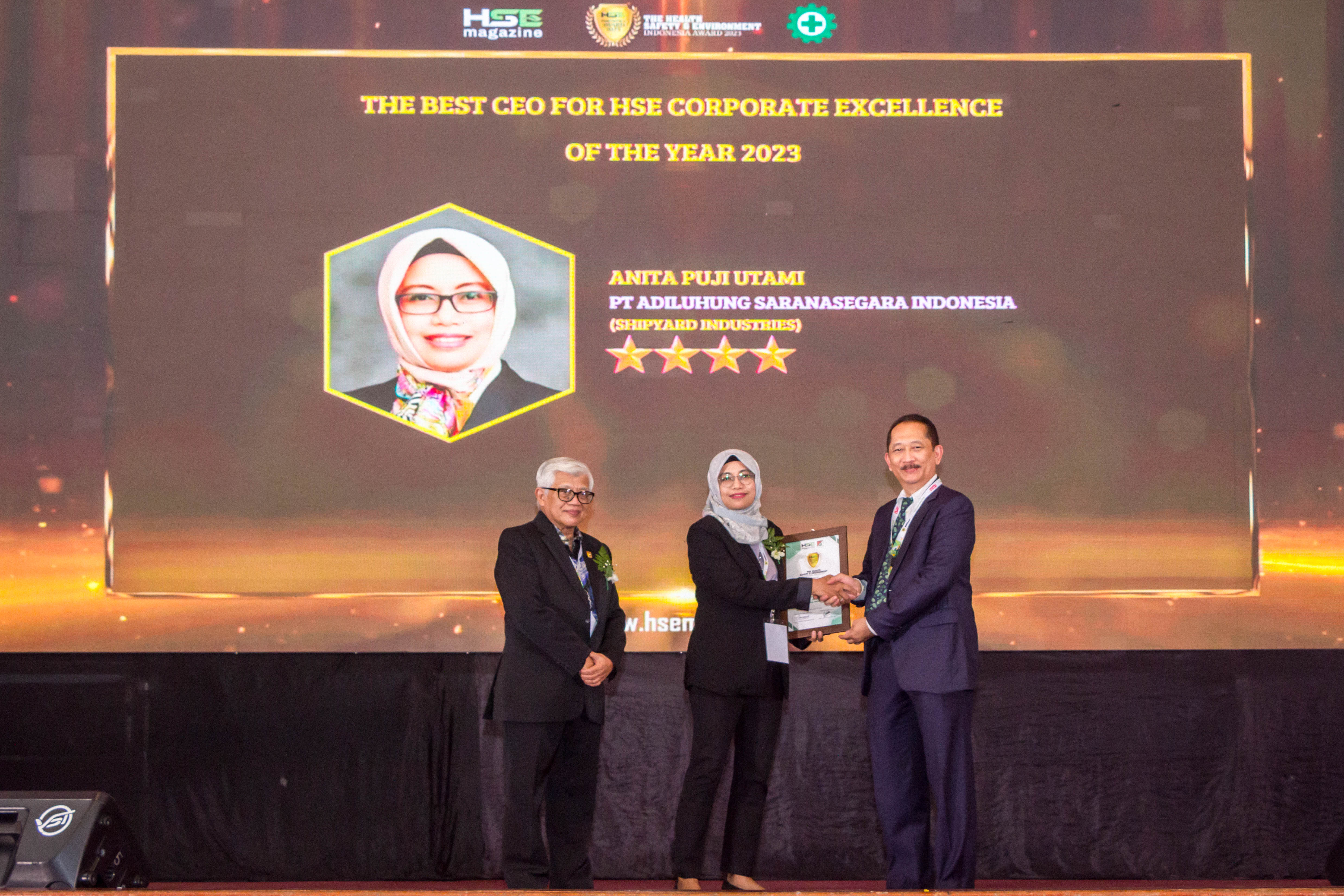 Direktur Utama, Ir. Anita Puji Utami, ST. IPM Penghargaan HSE Award