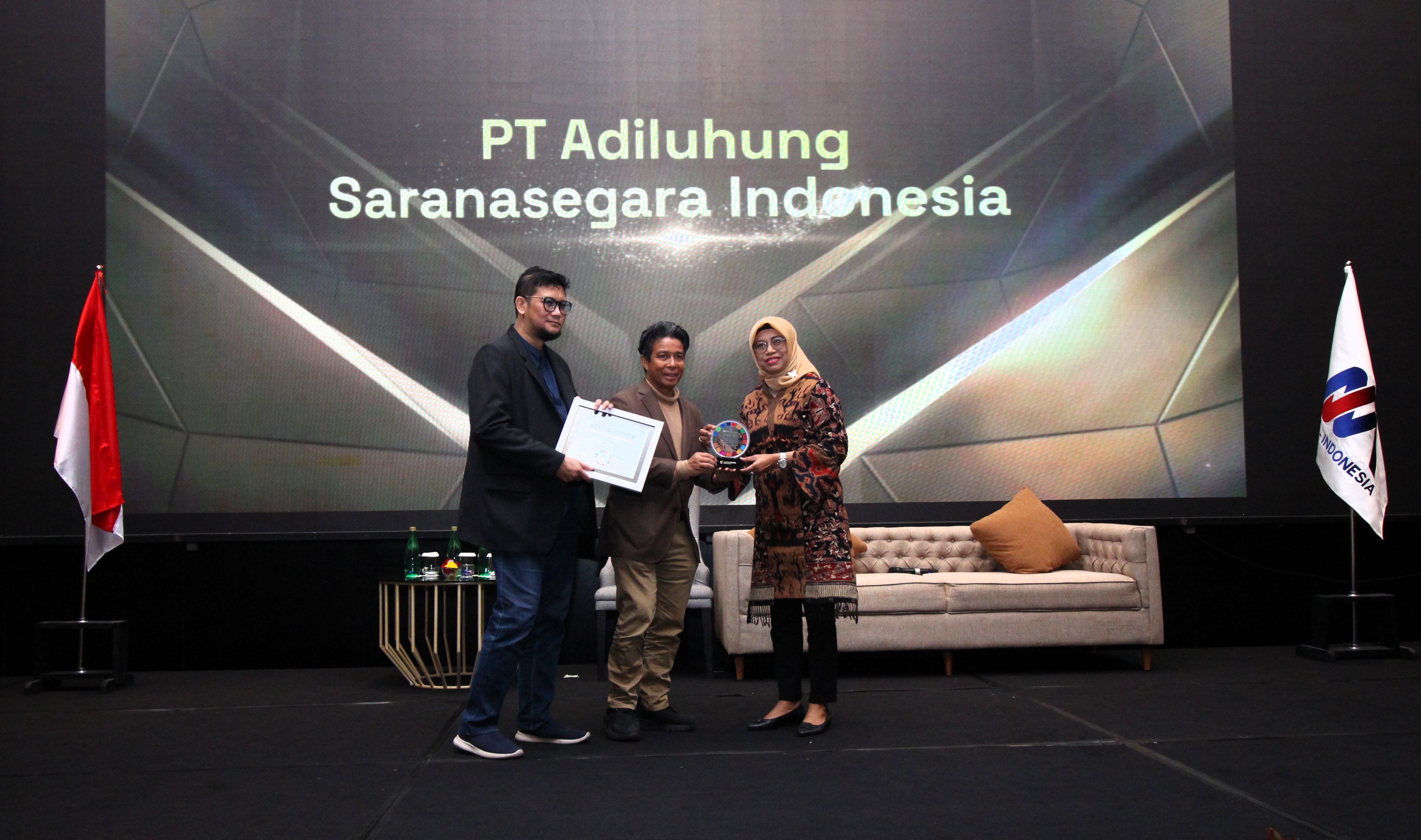 MEMBANGGAKAN: Direktur Utama, Ir. Anita Puji Utami, ST. IPM menerima penghargaan SDG Award di Surabaya pada Jumat (13/10)