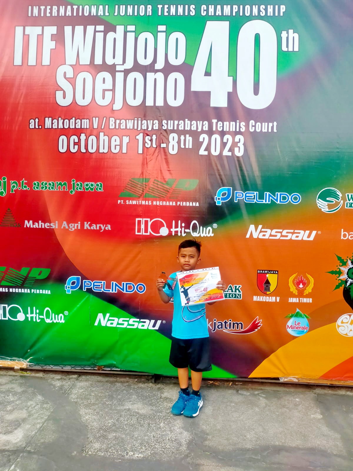 BERPRESTASI: Siswa SDN Pangarangan 3, Sumenep, Prasena Wiranata Kusuma menyabet juara 3 internasional dalam ajang ITF Widjojo Soejono 40 Tahun di Surabaya beberapa hari lalu. (SDN PANGARANGAN 3)