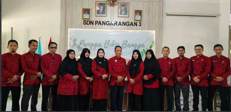 KOMPAK: Civitas Academika SDN Pangarangan 3 berfoto bersama saat memperingati Hari Guru Sedunia, Kamis (5/10). (SDN PANGARANGAN 3 UNTUK JPRM)