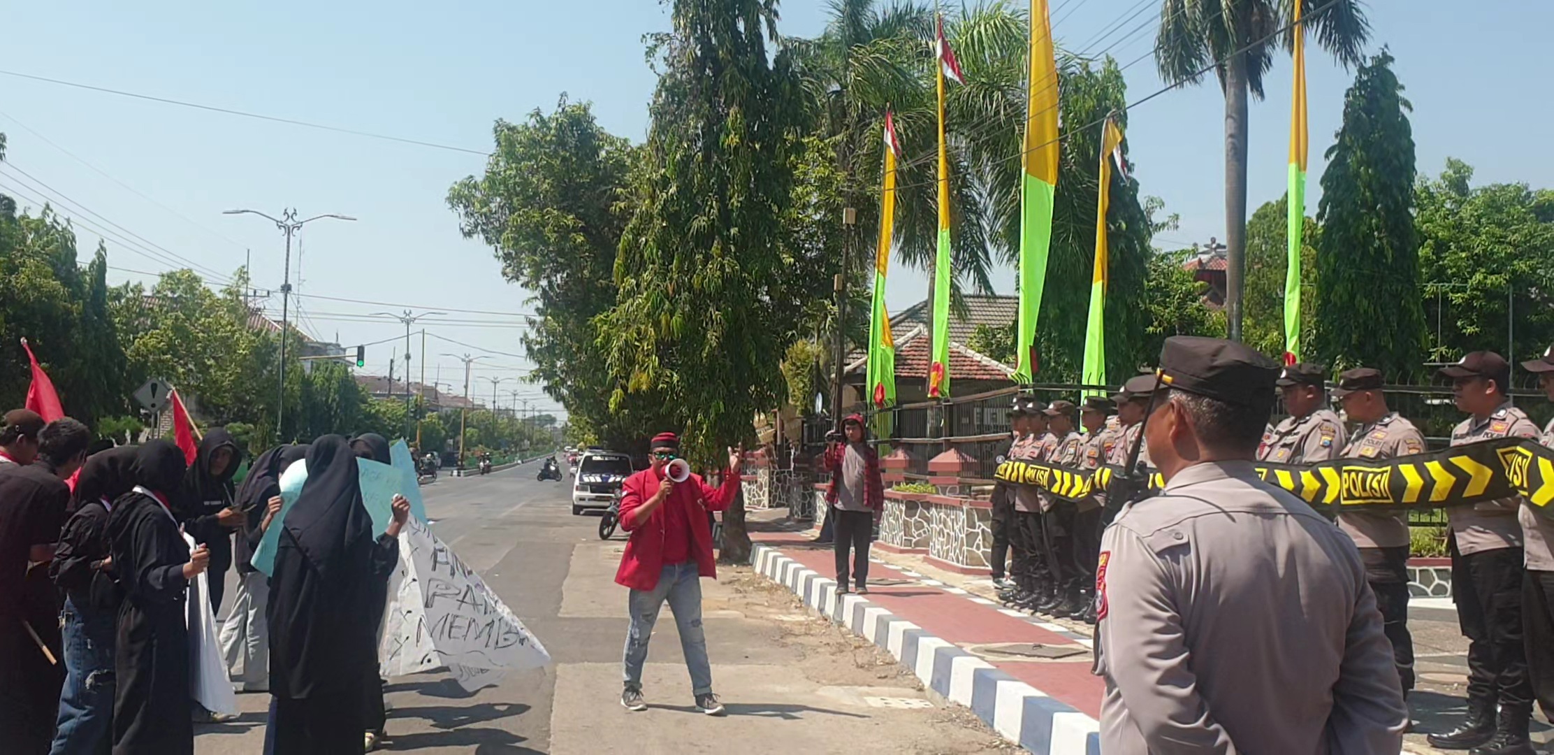 MENYAMPAIKAN : Aktivis GMNI Sumenep melakukan unjuk rasa di depan kantor DPRD Sumenep Jumat (20/10). (ALI MUDDIN UNTUK JPRM)