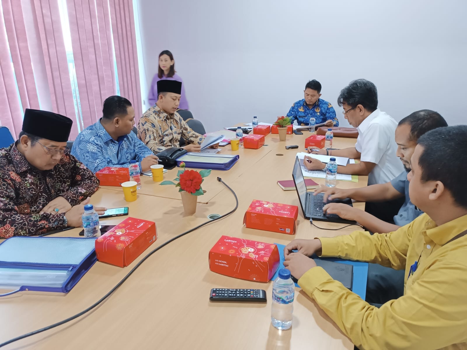 DISETUJUI: Pansus Perumdam Tirta Jaya (kiri) saat berkunjung ke kantor BPK RI perwakilan Jawa Timur, Rabu (18/10). (DPRD PAMEKASAN UNTUK JPRM)