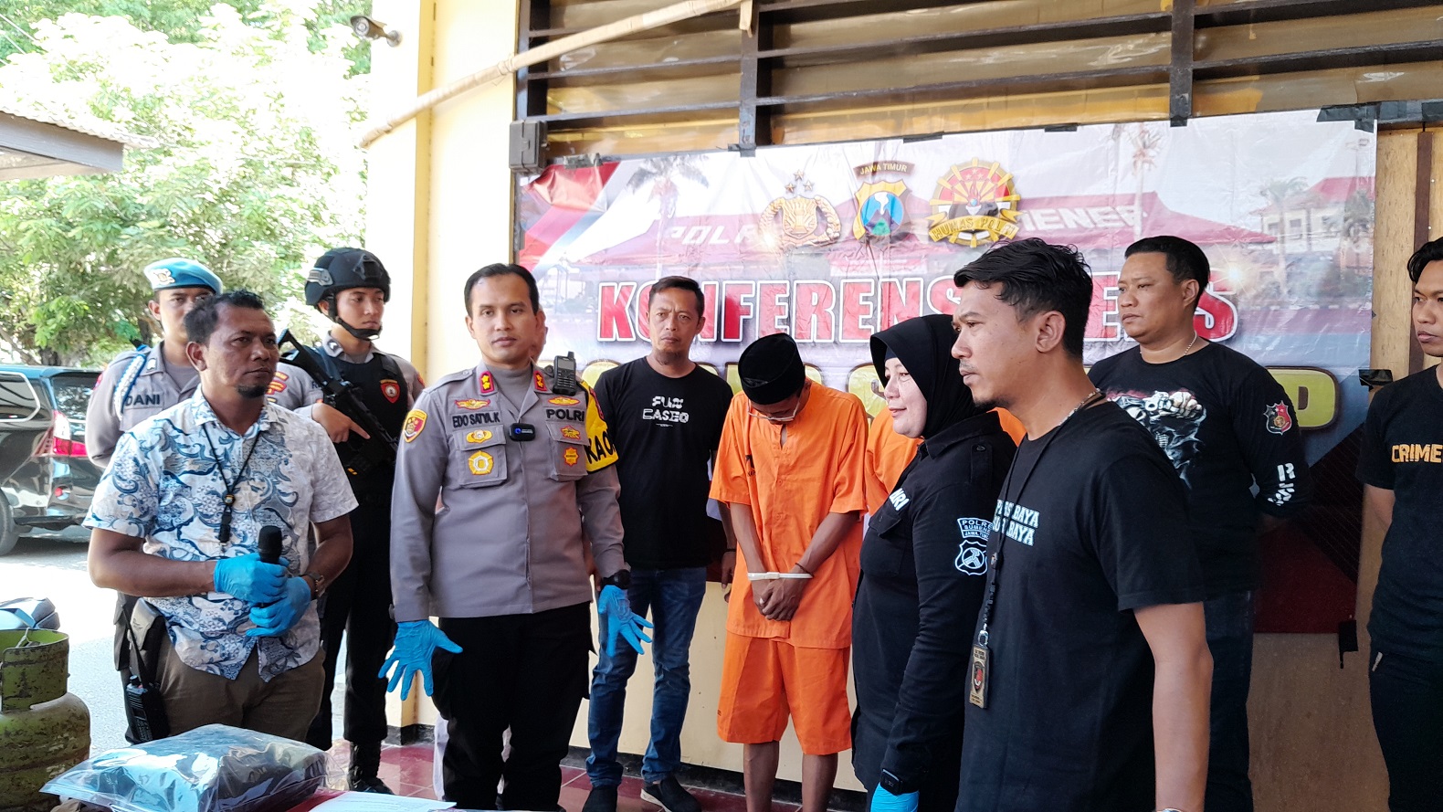 KEOK: Kapolres Sumenep AKBP Edo Satya Kentriko menyampaikan keterangan terkait kasus pembunuhan warga Dusun Pandian Laok, Desa Prancak, Kecamatan Pasongsongan, Jumat (20/10). (MOH. BUSRI/JPRM)