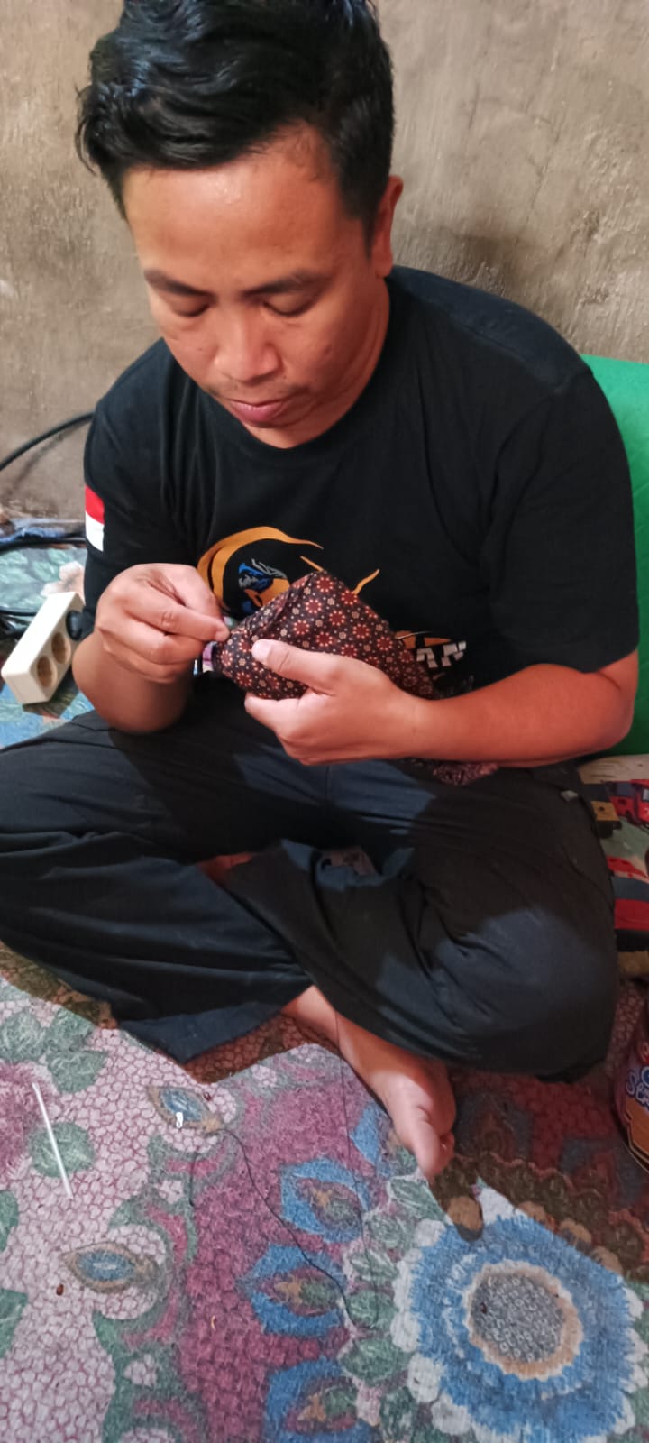 PELESTARI BUDAYA: Muhammad bin Rahmat mencoba tongkosan hasil produksinya Selasa (1/8). (MUHAMAD BIN RAHMAT UNTUK JPRM)