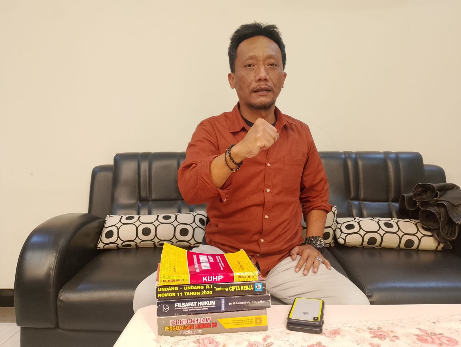BERWIBAWA: Kasatreskrim Polres Pamekasan Iptu Doni Septiawan saat ditemui di kediamannya di Jalan Kesehatan, Kelurahan Barurambat, Kecamatan Kota Pamekasan, Rabu (18/10). (UBAIDILLAHIR RA&rsquo;IE/JPRM)