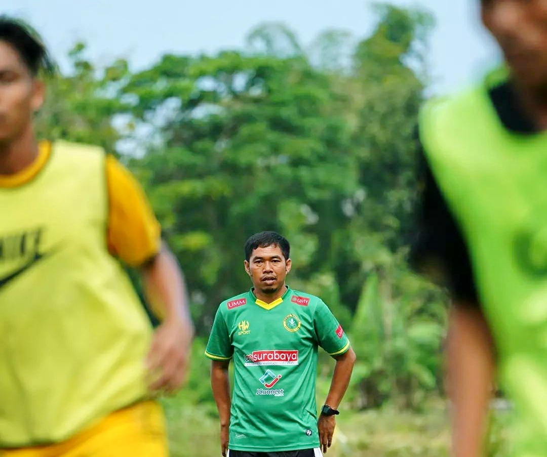 FOKUS: Tim pelatih memantau atlet saat latihan di Lapangan Kampong Belanda, Desa Krampon, Kecamatan Torjun, Agustus 2022. (PERSESA UNTUK JPRM)