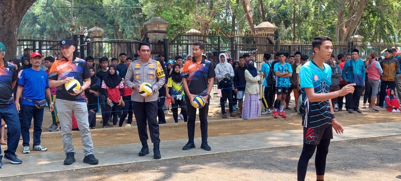 SEHAT: Pj Bupati Bangkalan Arief M. Edie, Kapolres AKBP Febri Isman Jaya, dan Kepala Dispora Ahmad Ahadiyan Hamid membuka turnamen bola voli di Alun-Alun Bangkalan, Sabtu (21/10). (DISPORA UNTUK JPRM)