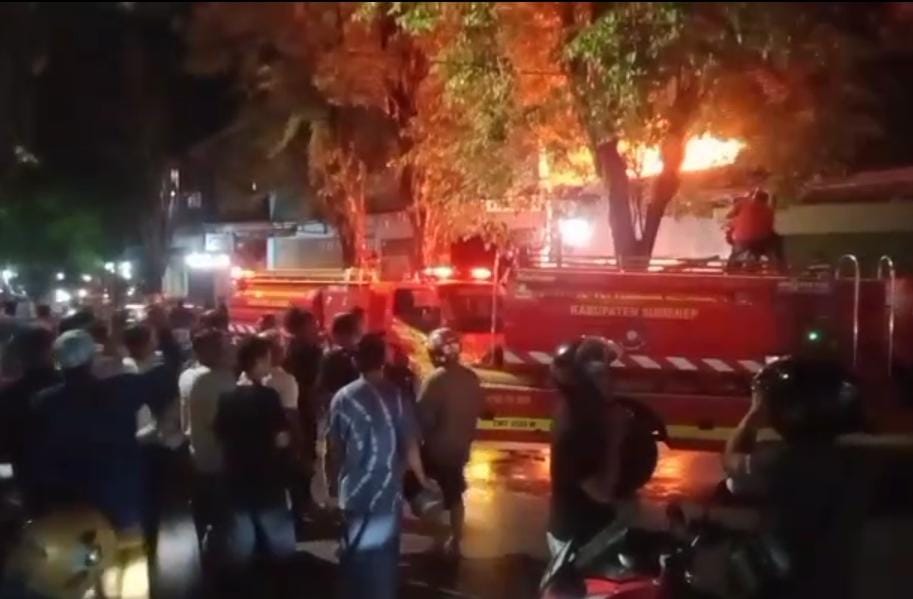 HANGUS: Petugas Damkar Satpol PP Sumenep memadamkan api yang membakar toko mebel di Jalan Ahmad Yani, Kelurahan Pajagalan, Sumenep, Jawa Timur, Sabtu (21/10). (Damkar Satpol PP Sumenep Untuk JPRM)