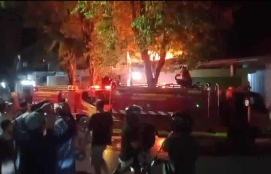 MEMBARA: Kobaran api berhasil dipadamkan lebih dari satu jam.