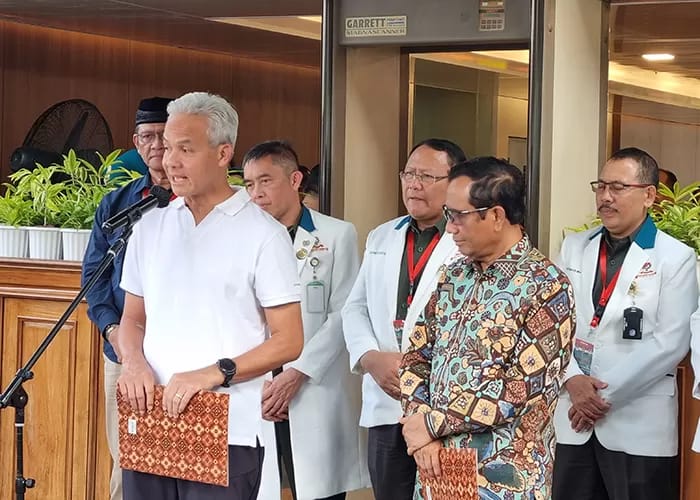 Pasangan capres-cawapres Ganjar Pranowo-Mahfud MD selesai menjalani serangkaian pemeriksaan kesehatan di RSPAD Gatot Soebroto, Jakarta, Minggu (22/10). (Sumber Foto: JawaPos.com)