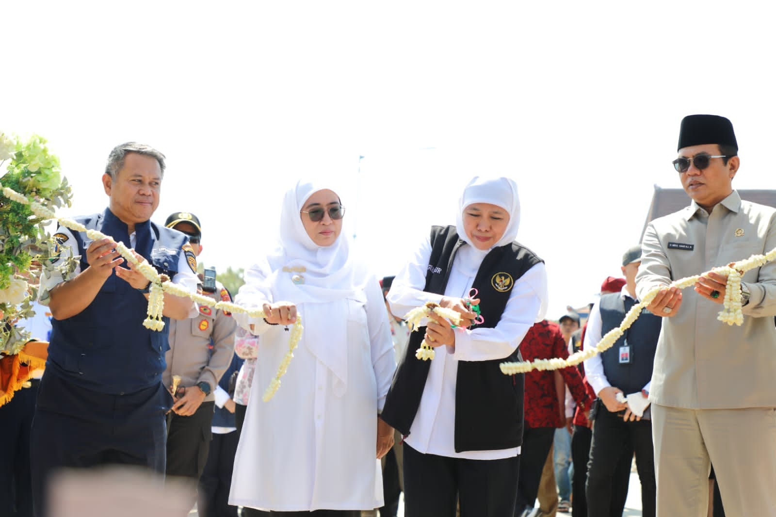 RESMI: Dari kiri, Kepala Dishub Jatim, Wakil Bupati Sumenep, Gubernur Jawa Timur, dan Ketua DPRD Sumenep pada peresmian dermaga Pelabuhan Dungkek, Selasa (4/7). (BAKORWIL UNTUK JPRM)