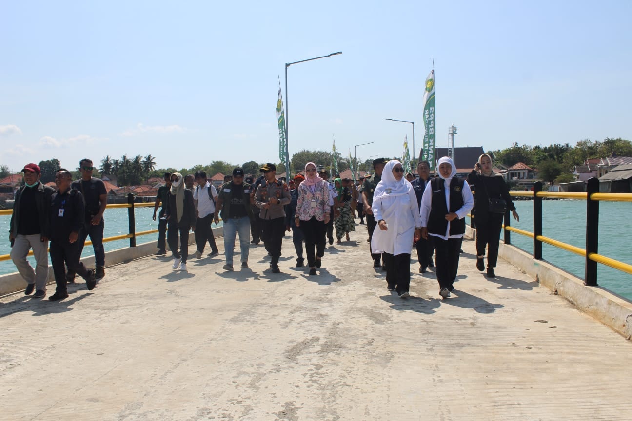 BERMANFAAT: Gubernur Jawa Timur Khofifah Indar Parawansa (dua dari kanan) berbincang dengan Wakil Bupati Sumenep Dewi Khalifah (kanan) pada peresmian dermaga Pelabuhan Dungkek, Selasa (4/7). (BAKORWIL