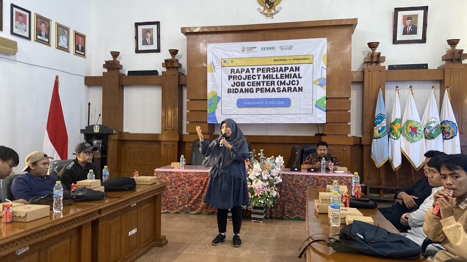 SERIUS: Suasana rapat persiapan project MJC bidang pemasaran yang ada di EJSC Bakorwil IV Pamekasan. (BAKORWIL UNTUK JPRM)