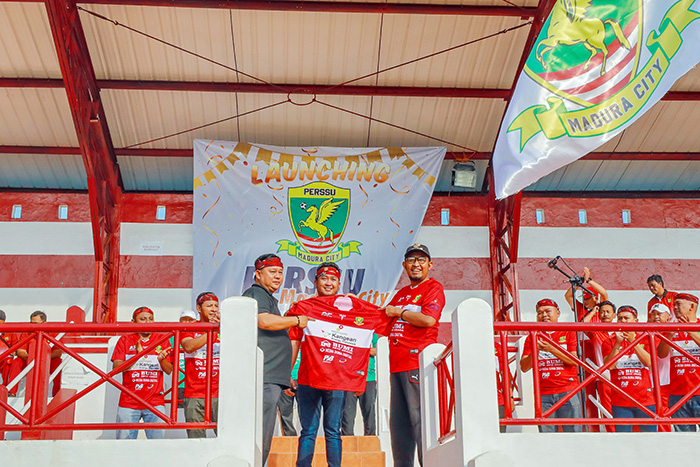 WAJAH BARU: Bupati Sumenep Achmad Fauzi Wongsojudo (kanan) bersama Manajer Perssu Madura City Hadi Pradipta (tengah) menunjukkan jersey Perssu yang baru diluncurkan di Stadion A Yani, Jumat (20/10). (