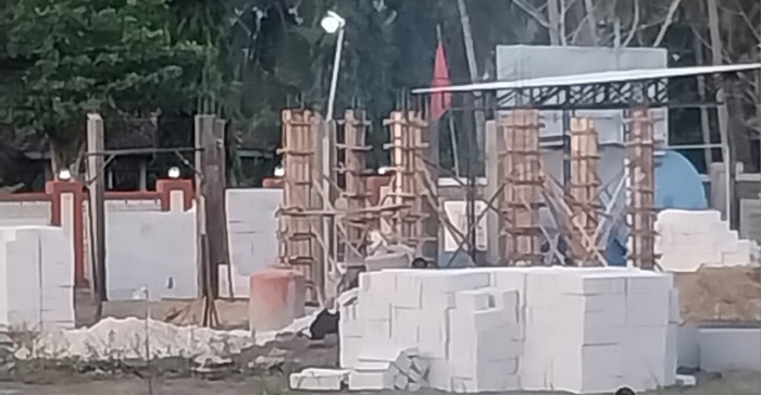 TAHAP PENGERJAAN: Proyek pembangunan rumdin dokter RSUD Abuya, Kecamatan Arjasa, Pulau Kangean, Sumenep, belum tuntas, Rabu (18/10). (IST/JPRM)