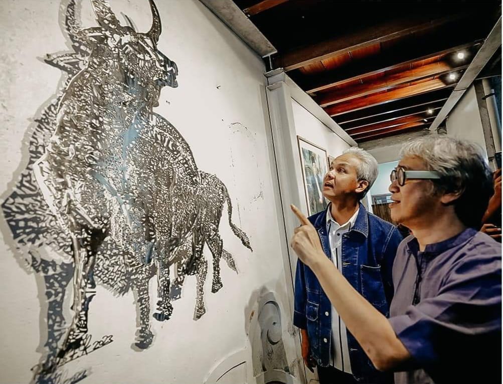 SILATURAHMI: Ganjar Pranowo bertemu para seniman dan budayawan asal Jogjakarta di rumah Butet Kartaredjasa di Kembaran Tamantirto, Bantul, Jogjakarta, Senin (16/10). (FB GANJAR PRANOWO UNTUK JPRM)