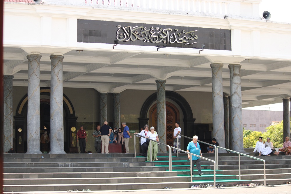 IKON: Warga keluar dari Masjid Agung Bangkalan setelah melaksanakan salat, Jumat (20/10). (VIVIN AGUSTIN HARTONO/JPRM)  &nbsp;