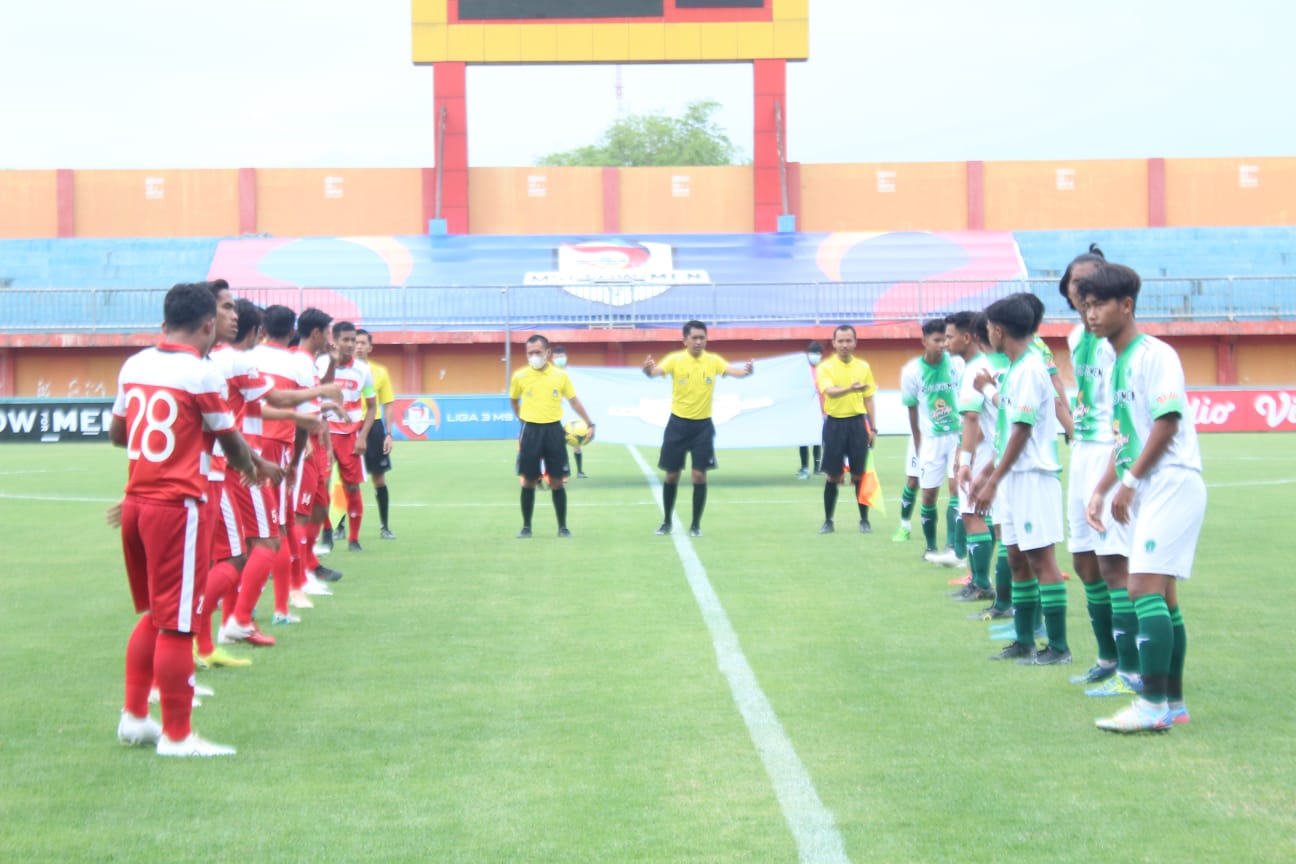 GIAT: Pemain Persepam menjamu lawannya di Liga 3 2021 di Stadion Gelora Madura Ratu Pamelingan. (PSSI UNTUK JPRM)
