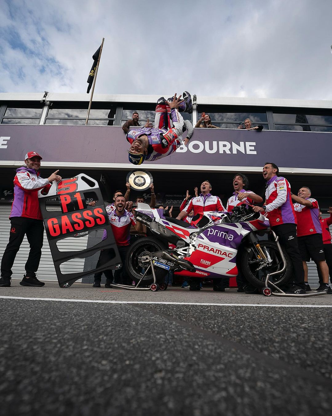 SALTO: Selebrasi kemenangan Johann Zarco yang ikonik setelah keluar sebagai juara di MotoGP Australia. (IG: @motogp)