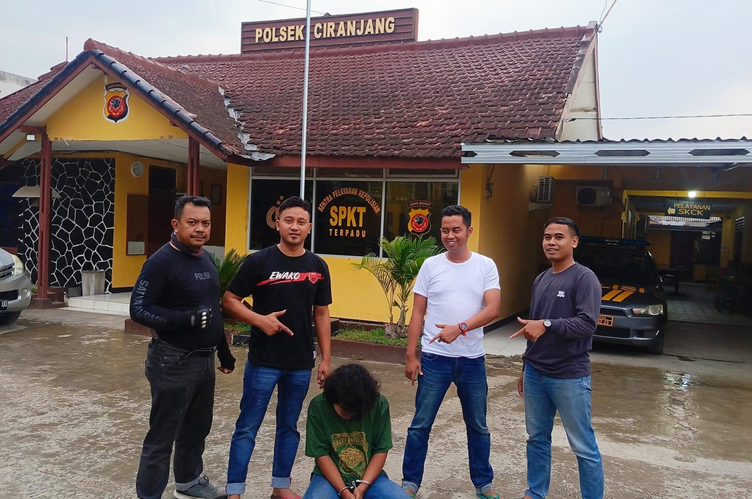 DIBEKUK: Anggota Unit Reskrim Polsek Galis berfoto bersama Ari di halaman Polsek Ciranjang, Sabtu (21/10). (POLSEK GALIS UNTUK RADARMADURA.ID)