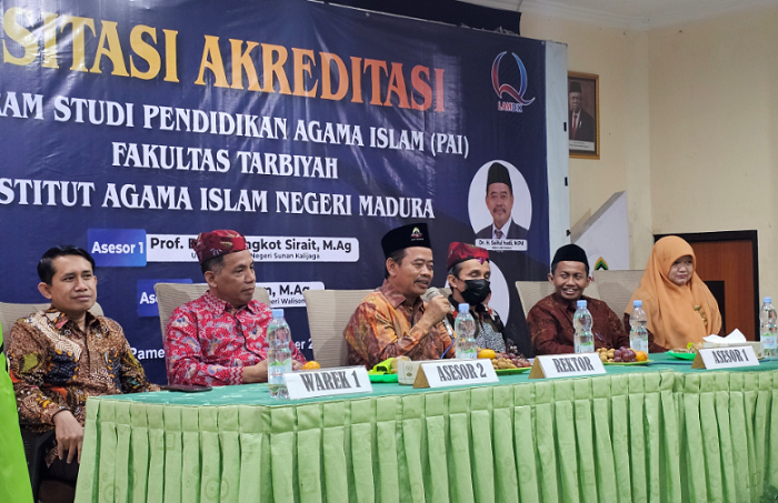 RESMI: Rektor IAIN Madura Saiful Hadi (pegang mik) memaparkan Program Studi Pendidikan Agama Islam IAIN Madura pada visitasi akreditasi oleh Lamdik Kemendikbudristek Senin (23/10).