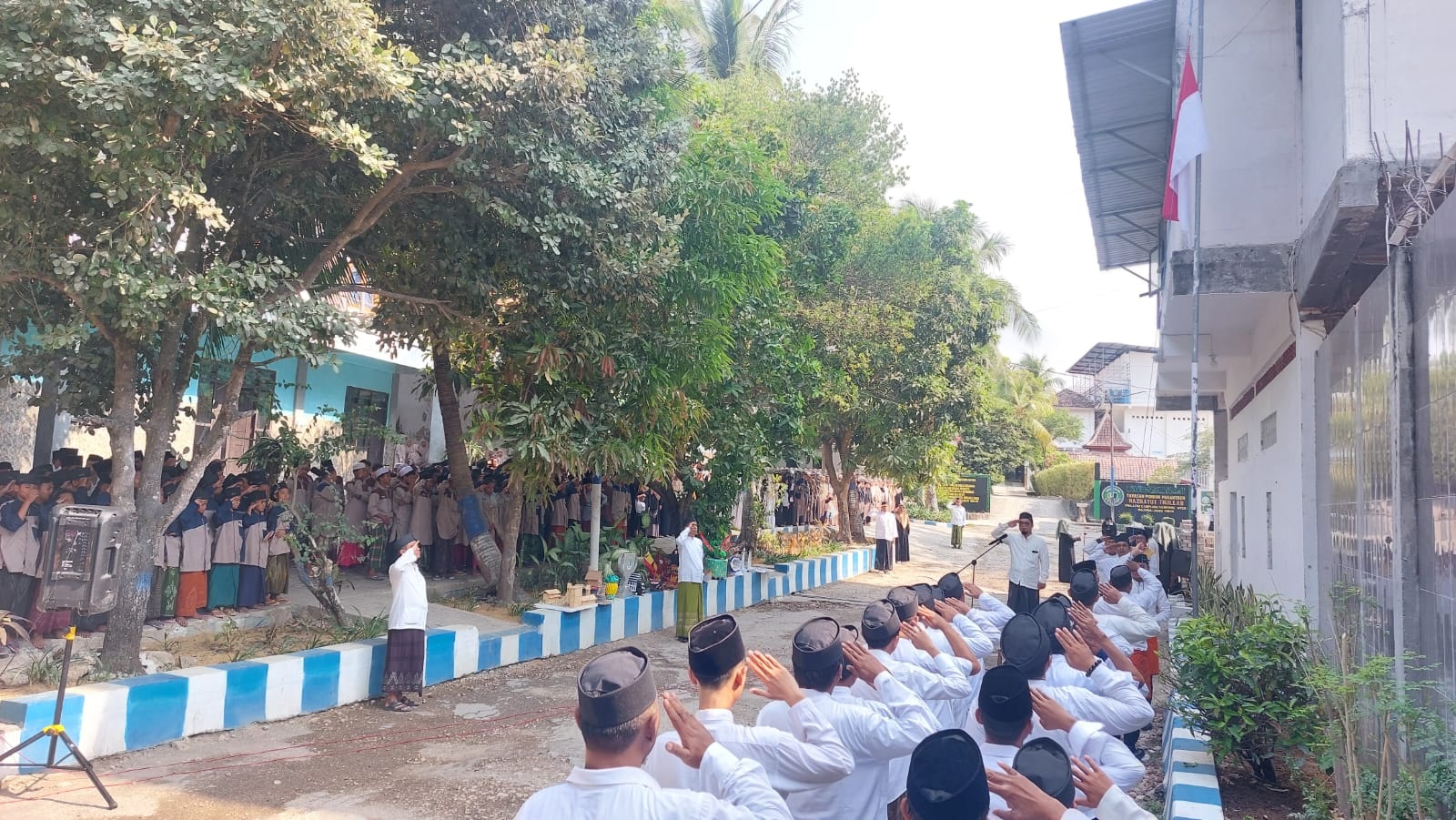 JADI TUMPUAN: Sumber Okem di Dusun Tanunggul, Desa Montorna, Kecamatan Pasongsongan, Sumenep, menjadi satu-satunya sumber mata air yang bisa digunakan warga sekitar.