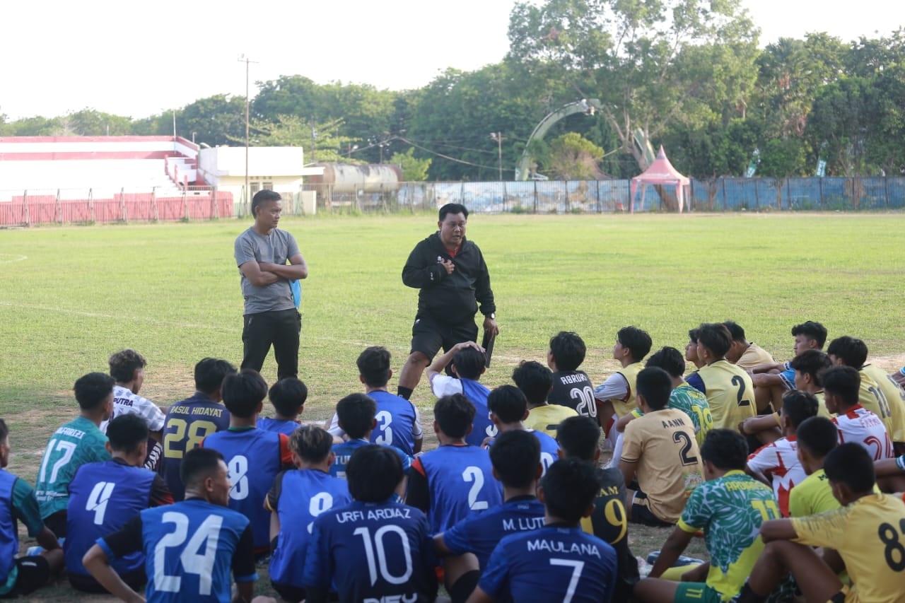 TERBUKA: Manajemen Perssu MC melakukan seleksi atlet di Stadion A. Yani Sumenep pada Sabtu (21/10). (PERSSU MC UNTUK JPRM)