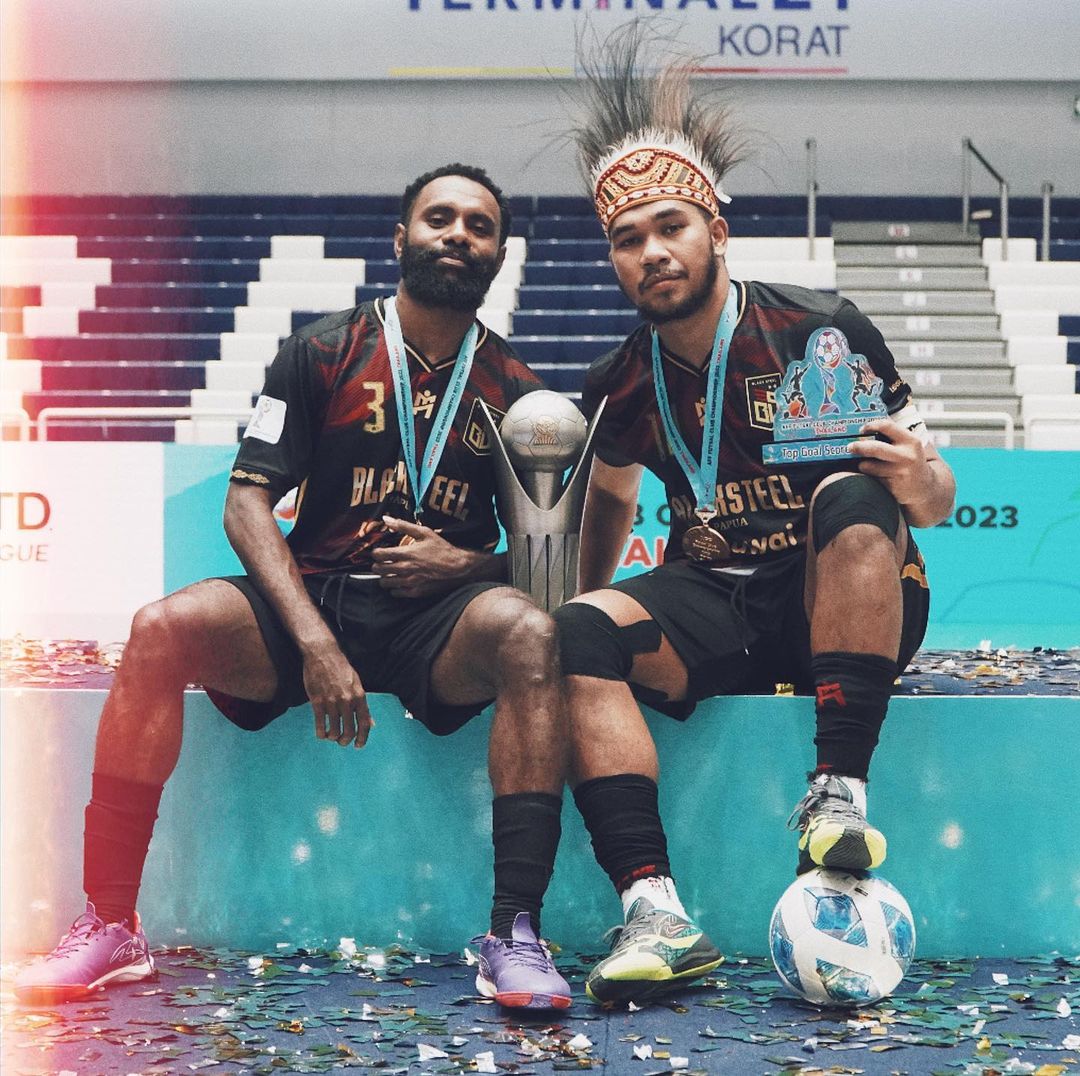 ANDALAN: Selebrasi Evan (kanan) kala membawa Black Steel FC Papua menjuarai AFF Futsal Club Championship 2023 di Thailand. (IG: @evanmovic19)