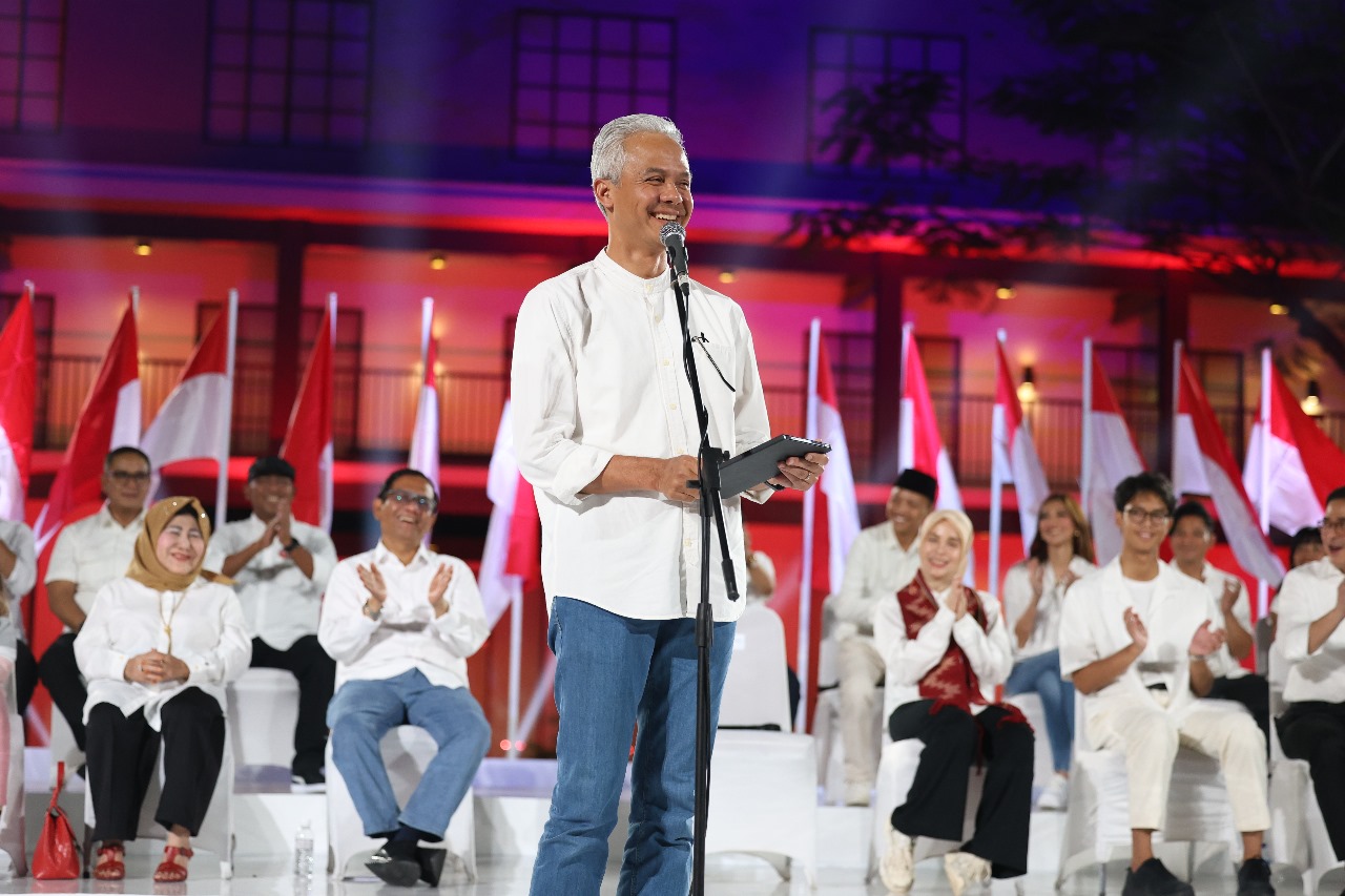 PIDATO POLITIK: Capres Ganjar Pranowo dan cawapres Mahfud MD saat deklarasi di Gedung Arsip Nasional, Jakarta, Rabu (18/10) malam. (TIM MEDIA GANJAR PRANOWO UNTUK JPRM)