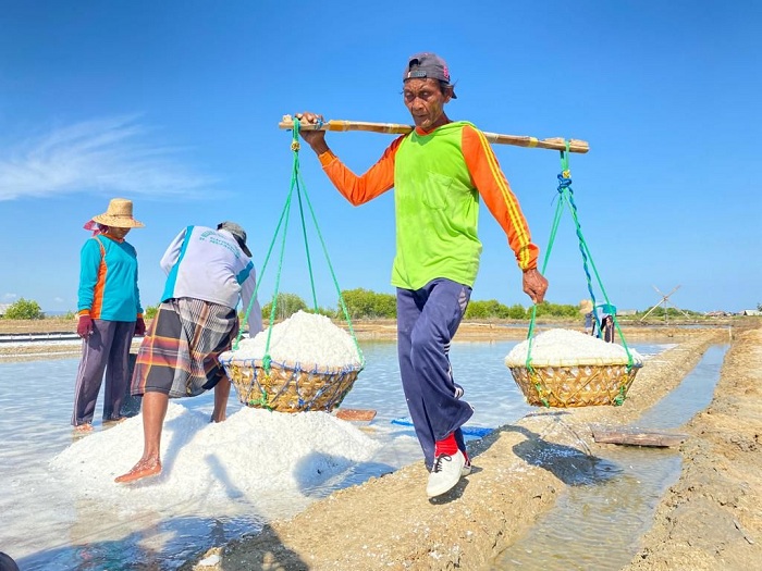 MELIMPAH: Petani garam di Desa Majungan, Kecamatan Pademawu, Pamekasan, mengangkut hasil produksinya, Senin (16/10). (MOH. JUNAIDI/JPRM)