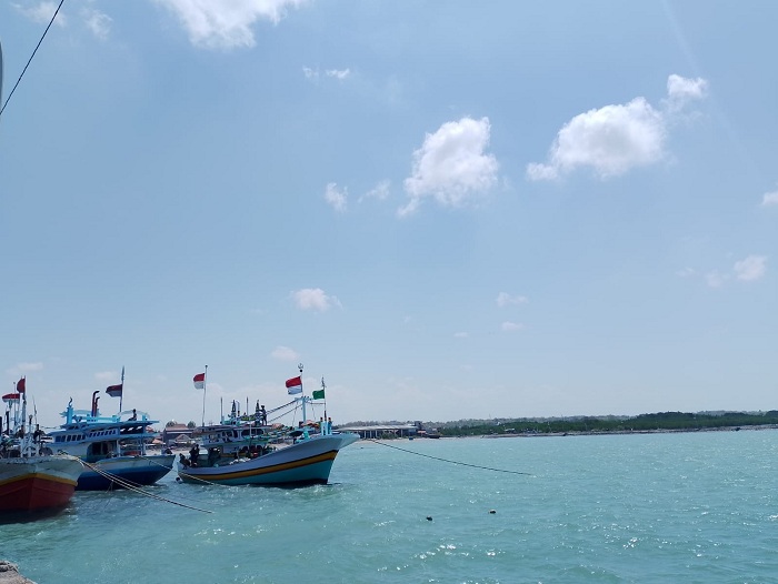TIDAK MELAUT: Nelayan berada di atas kapal yang terparkir di Pelabuhan Branta, Desa Branta Pesisir, Tlanakan, Pamekasan, Senin (23/10). (UBAIDILLAHIR RA&rsquo;IE/JPRM)