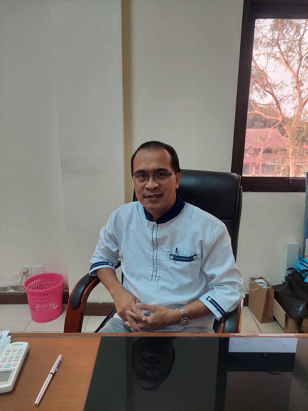 BERSAHAJA: Prof. Dr. Bambang Hariyadi saat ditemui di ruang kerjanya, Selasa (10/10). (ZEINAL ABIDIN/JPRM)