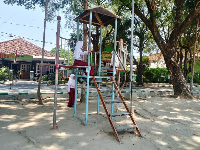 SEHAT: Bocah bermain di lapangan Mandhapa Ronggosukowati di Jalan Kabupaten, Pamekasan, Selasa (24/10). (UBAIDILLAHIR RA&rsquo;IE/JPRM)