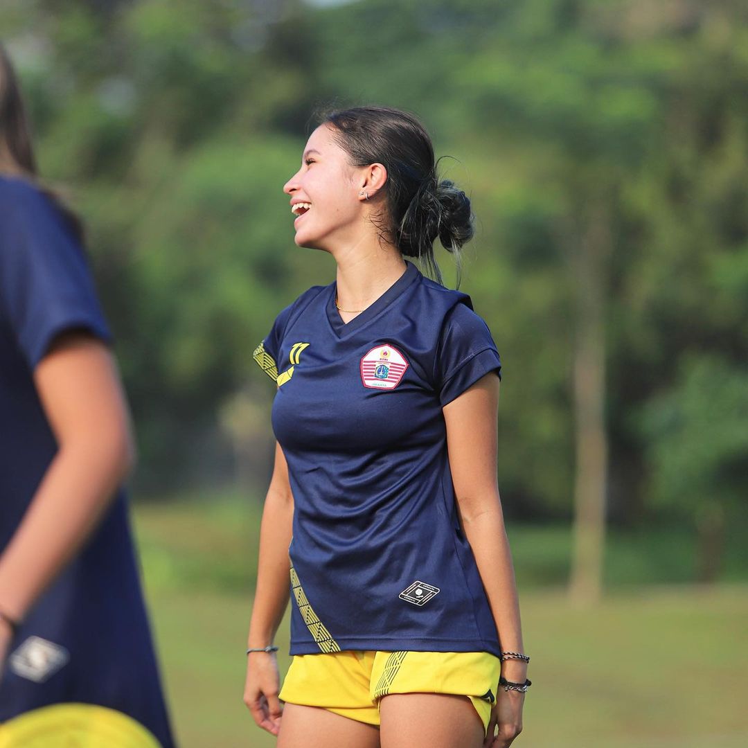 SEMRINGAH: Aksi Sabreena Dressler kala membela Persija Jakarta Putri. (IG: @sabreenadressler)