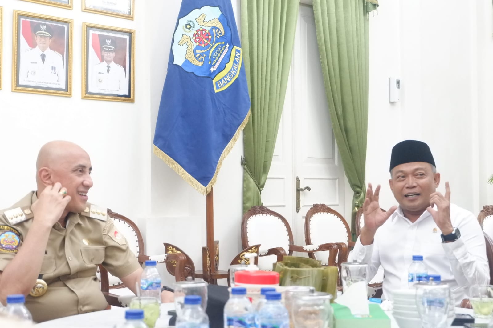 BERDISKUSI: Anggota DPR RI Syafiuddin berbincang dengan Pj Bupati Bangkalan