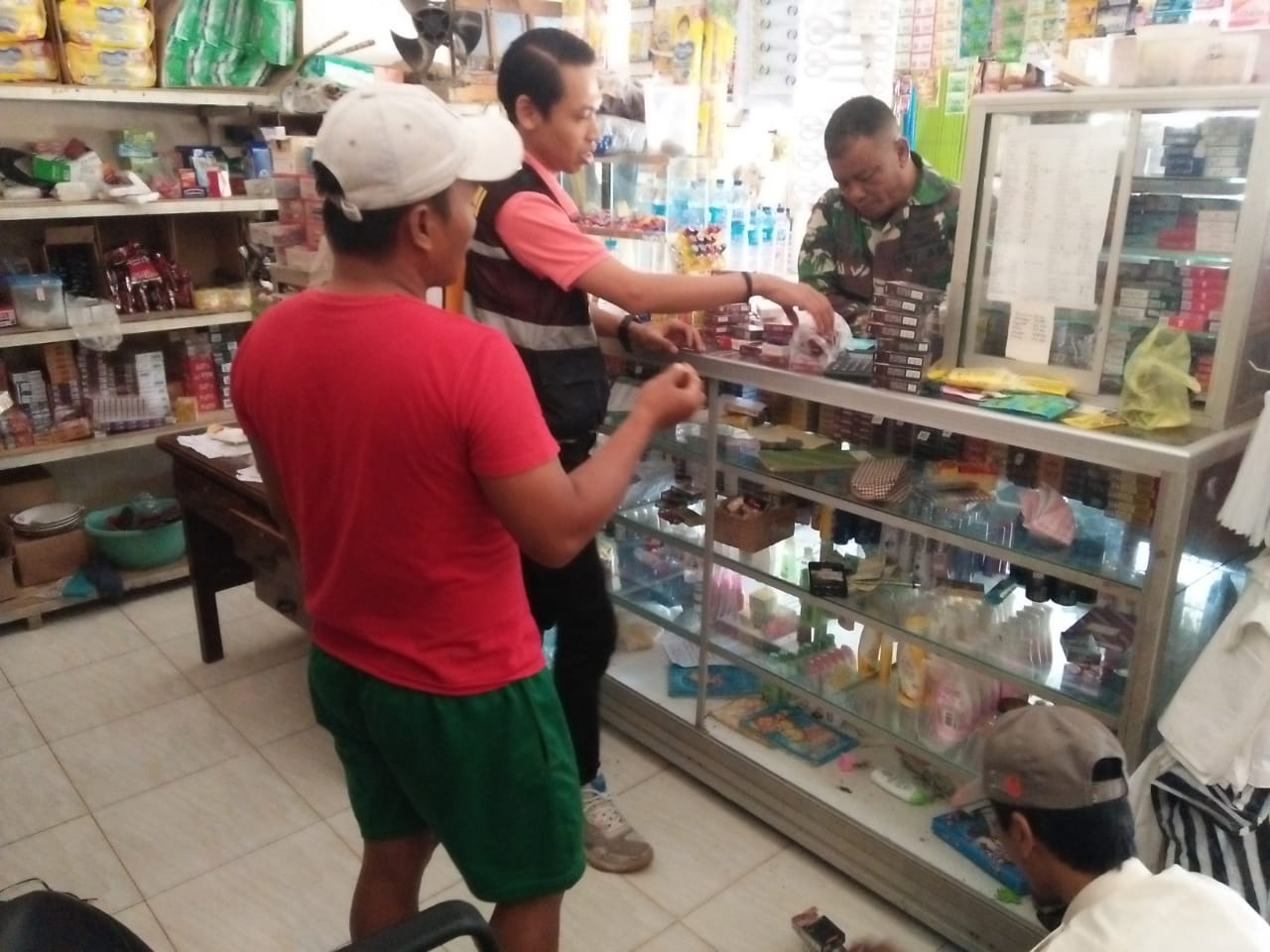 TURUN LANGSUNG: Tim gabungan memeriksa toko di Kecamatan Bluto, Sumenep, dalam operasi pencegahan rokok ilegal Selasa (24/10). (SATPOL PP SUMENEP UNTUK JPRM)  &nbsp;