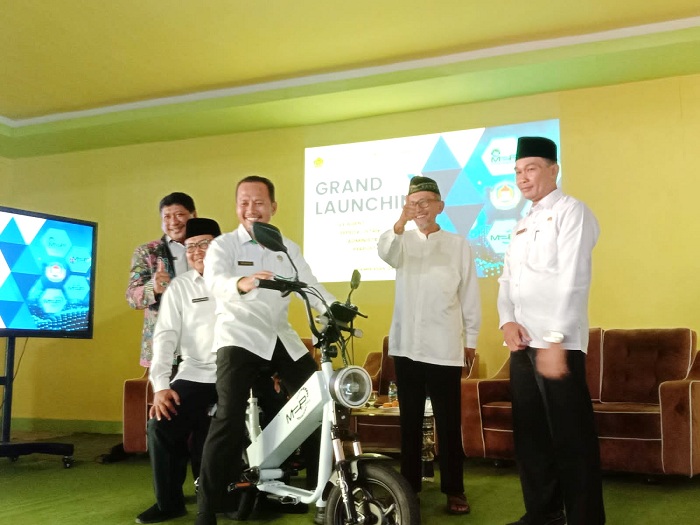 KREATIF: Kepala MAN 2 Pamekasan Muhammad Holis (kanan) mendampingi Kepala Kankemenag Pamekasan Mawardi pada acara launching sepeda listrik dan produk digital Selasa (24/10). (MOH. JUNAIDI/JPRM)