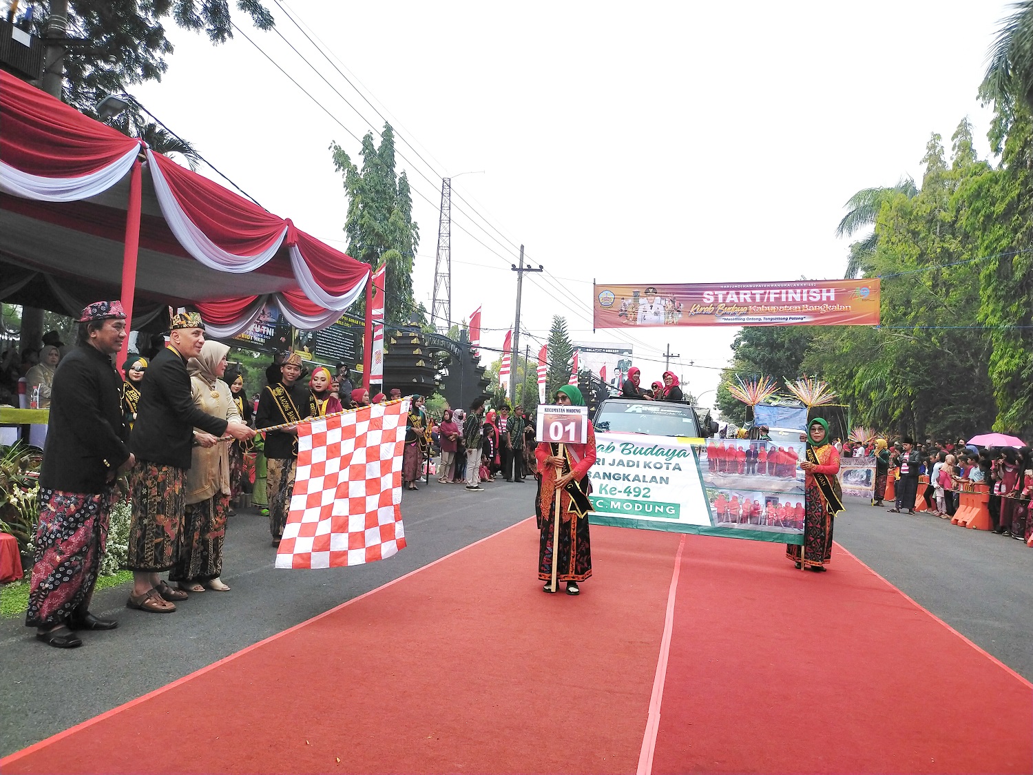 PERTAHANKAN TRADISI: Pj Bupati Bangkalan Arief M. Edie melepas keberangkatan kirab budaya Kecamatan Socah di depan Pendopo Agung, Selasa (24/10). (VIVIN AGUSTIN HARTONO/JPRM)