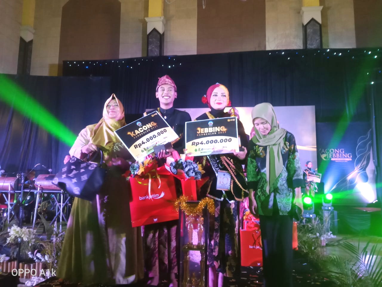 BERPRESTASI: Kepala SMAN 1 Blega Nur Fatihah bersama juara pemilihan Duta Wisata Kaceb didampingi Kacabdindik Jatim Wilayah Bangkalan Pinky Hidayati di Gedung Serbaguna Rato Ebuh, Rabu (25/10).