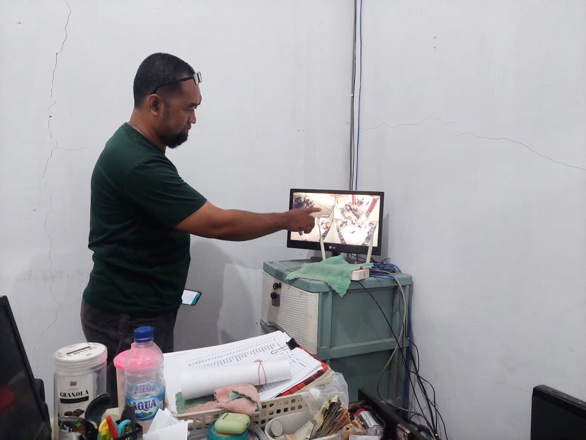 BUKTI: Penanggung jawab jasa pengiriman barang J&T Edi Hariyono menujukkan rekaman CCTV aksi curanmor yang berhasil digagalkan di Desa Gili Barat, Kecamatan Kamal, Selasa (24/10). (ZEINAL ABIDIN/JPRM)