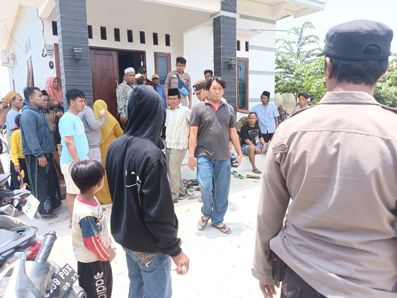TIDAK BERKUTIK: Warga Desa Durin Barat, Kecamatan Konang, digelandang petugas setelah diketahui membawa senpi rakitan di lokasi pilkades Desa/Kecamatan Konang Rabu (25/10). (ISTIMEWA)