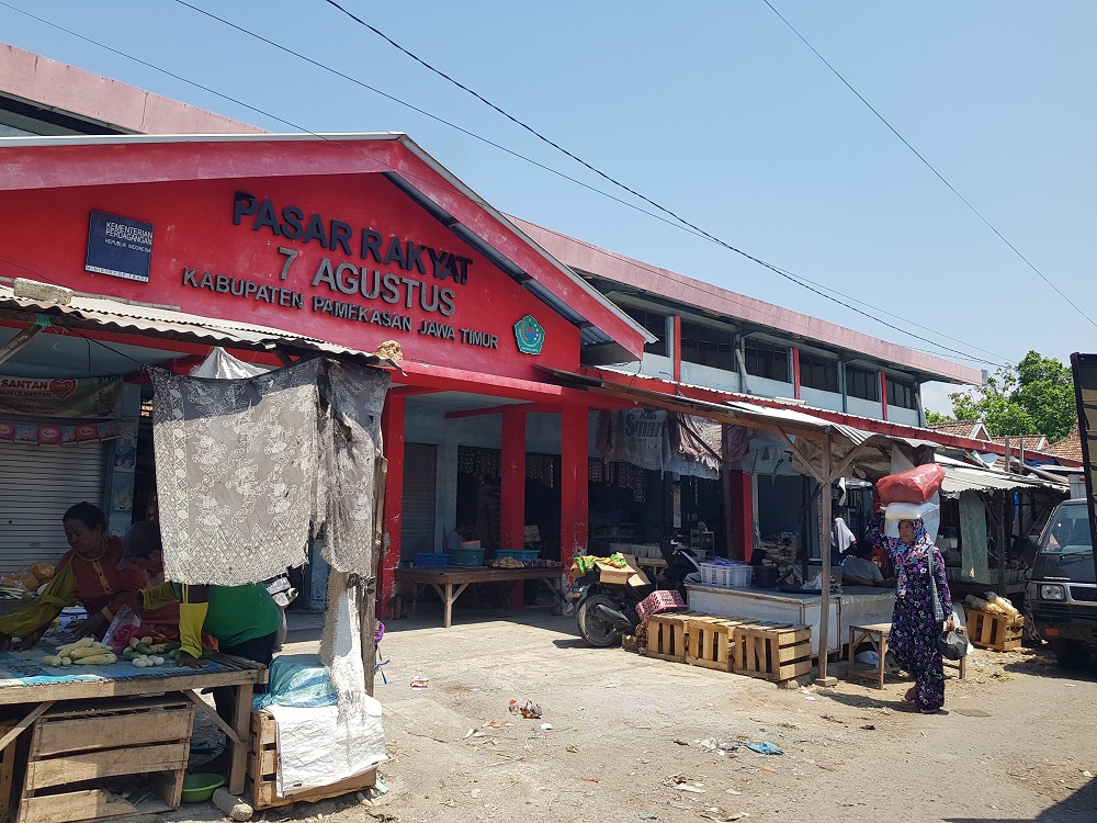 SANTAI: Pedagang berada di Pasar 17 Agustus, Kelurahan Bugih, Pamekasan, Rabu (25/10). (LAILIYATUN NURIYAH/JPRM)