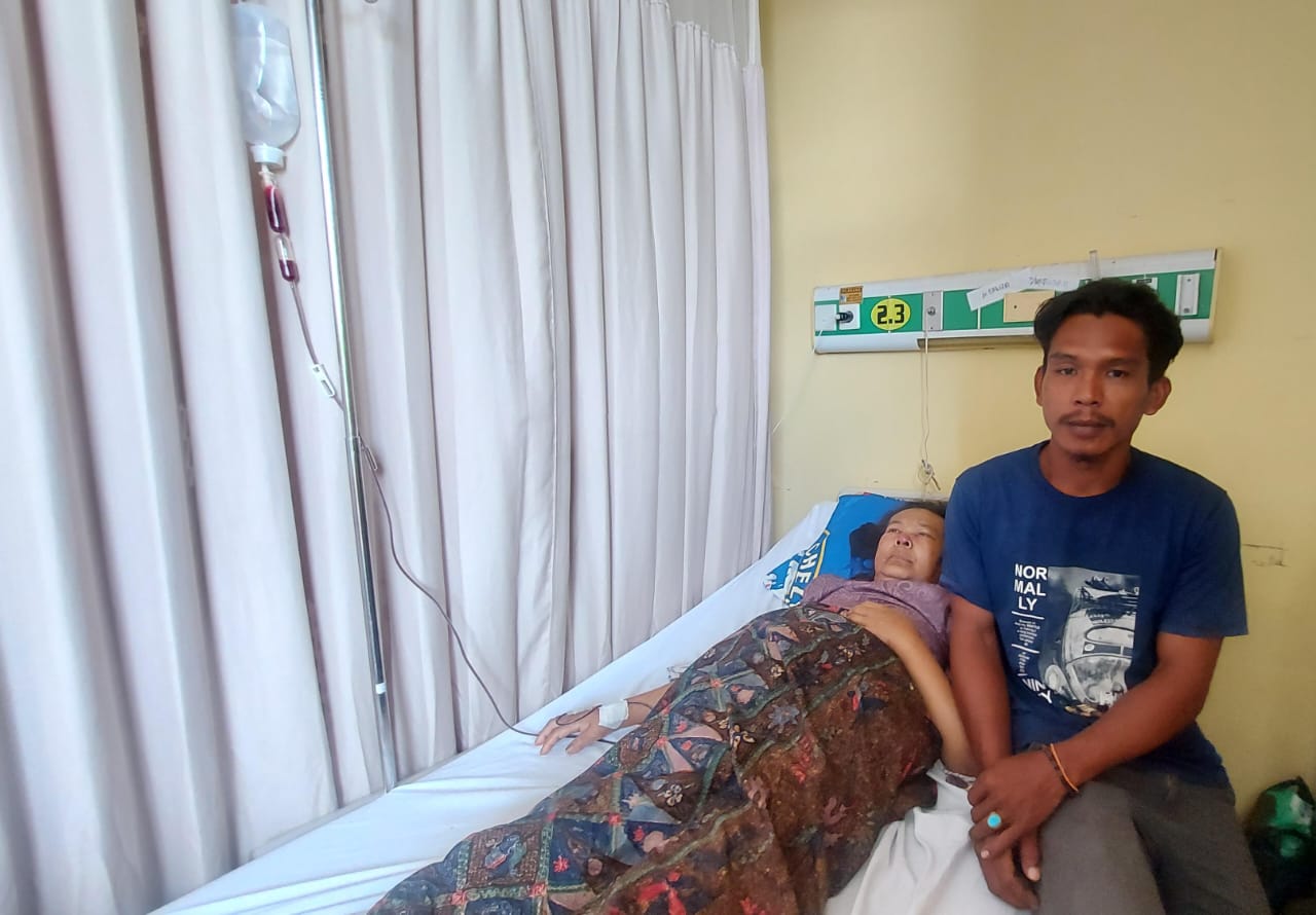 BERBAKTI: Ali Basori mendampingi ibunya yang sedang dirawat di rumah sakit Bangkalan.