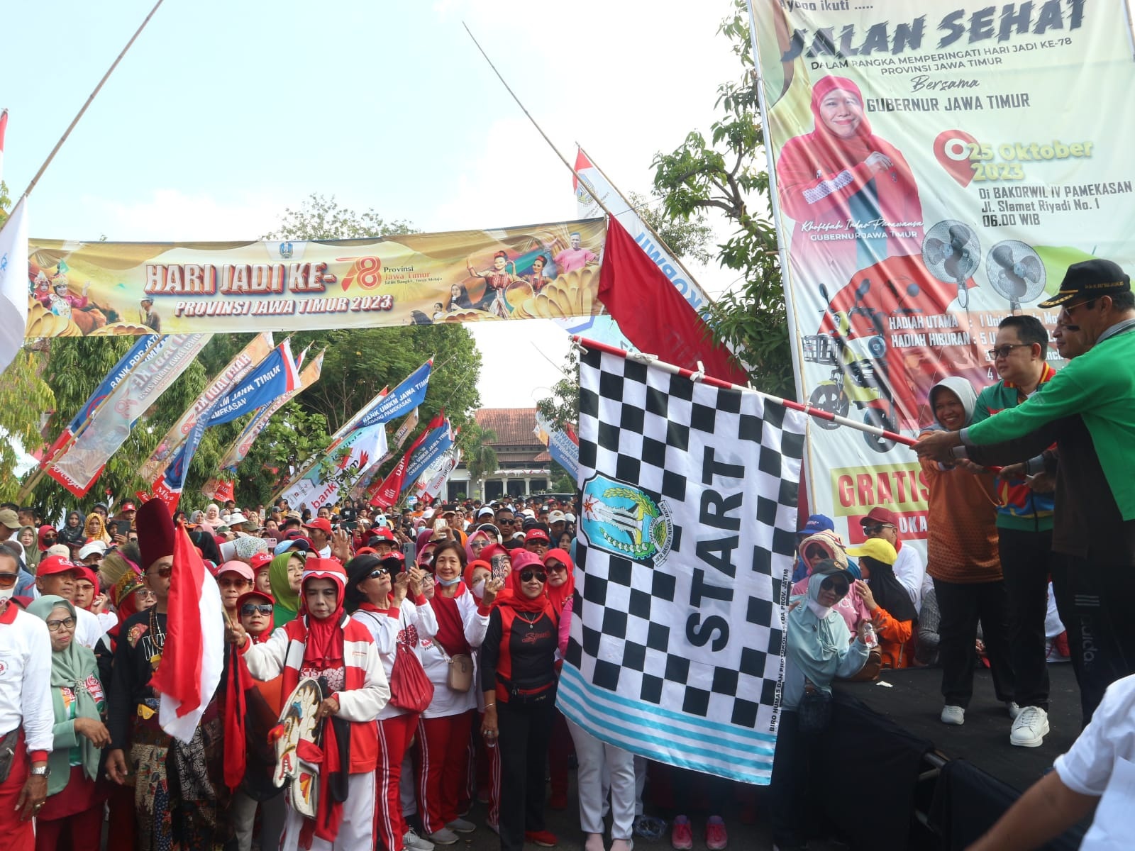 SEHAT: Sekdaprov Jatim Adhy Karyono ditemani Kepala Bakorwil IV Pamekasan Sufi Agustini, Pj Bupati Masrukin, dan mantan Wabup Fattah Jassin melepas peserta JJS, Rabu (25/10). (MOH. JUNAIDI/JPRM)