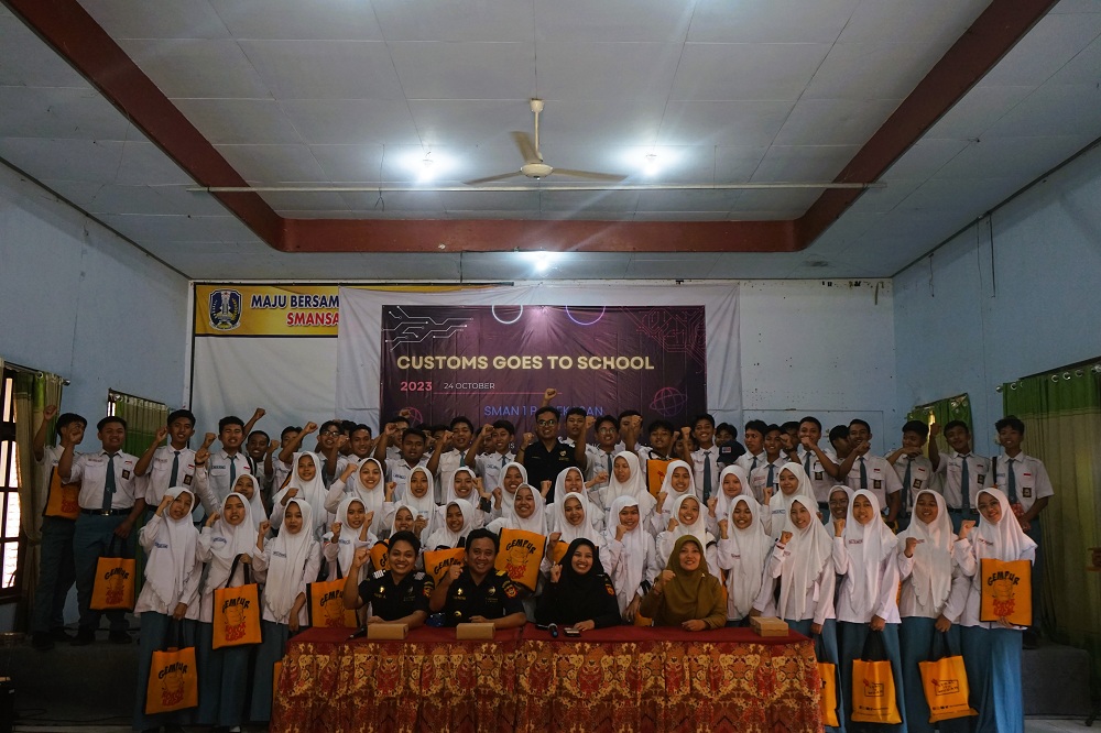 SUKSES: Tim KPPBC TMP C Madura berfoto bersama siswa SMAN 1 Pamekasan setelah acara Customs Goes to School, Rabu (25/10). (KPPBC TMP C MADURA UNTUK JPRM)