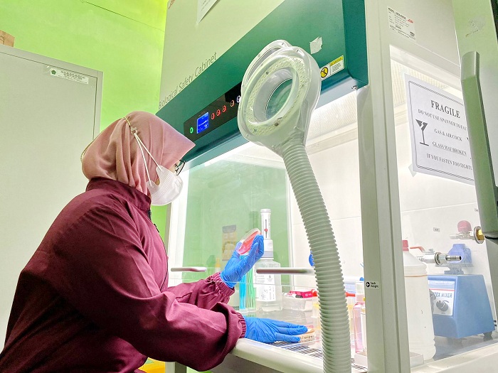 PELAYANAN PRIMA: Petugas RSUD dr. H. Slamet Martodirdjo Pamekasan melakukan identifikasi pada sampel yang diinkubasi di laboratorium mikrobiologi Rabu (25/10). (MOH. JUNAIDI/JPRM)