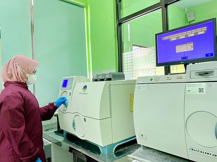 LENGKAP: Petugas RSUD dr. Slamet Martodirdjo Pamekasan menunjukkan fasilitas di laboratorium mikrobiologi Rabu (25/10). (MOH. JUNAIDI/JPRM)